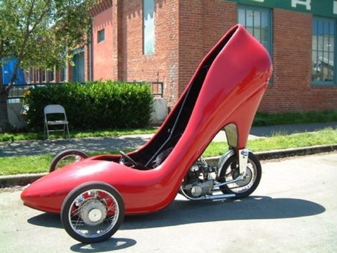 Xe hơi giày cao gót: Chiếc xe này được lấy cảm hứng từ những đôi giày cao gót của phụ nữ. Động cơ và hệ thống khung được lấy từ xe Harley. Tay lái trên xe máy được thay bằng cơ cấu bánh lái tương tự ôtô. Xe được bố trí ba bánh với kiểu căm trên xe máy cổ điển.